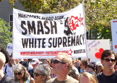 Berkeley, Ca - 27 Ağustos 2017: Martin Luther King Jr. 'da düzenlenen Amerika' daki Marksizme Hayır mitingine kimliği belirsiz katılımcılar, protestoculardan çok karşı protestocular.