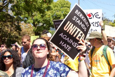 Berkeley, Ca - 27 Ağustos 2017: Martin Luther King Jr. 'da düzenlenen Amerika' daki Marksizme Hayır mitingine kimliği belirsiz katılımcılar, protestoculardan çok karşı protestocular.