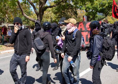 Berkeley, Ca - 27 Ağustos 2017: Martin Luther King Jr. 'da düzenlenen Amerika' daki Marksizme Hayır mitingine kimliği belirsiz katılımcılar, protestoculardan çok karşı protestocular.