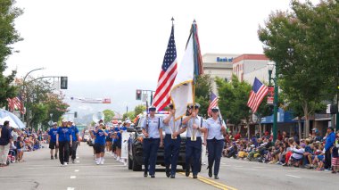 Alameda, Ca - 4 Temmuz 2017: Alameda 4 Temmuz Geçidi, ülkenin en büyük ve en uzun Bağımsızlık Günü geçit törenlerinden biridir. Park Caddesi 'ndeki geçit törenine Renk Muhafızları öncülük ediyor..