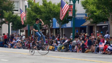 Alameda, Ca - 4 Temmuz 2017: Ülkenin en büyük ve en uzun Bağımsızlık Günü geçit törenlerinden biri olan Alameda 4 Temmuz Geçidi 'nin kimliği belirsiz katılımcıları.