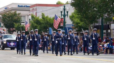 Alameda, Ca - 4 Temmuz 2017: Ülkenin en büyük ve en uzun Bağımsızlık Günü geçit törenlerinden biri olan Alameda 4 Temmuz Geçidi 'nin kimliği belirsiz katılımcıları.