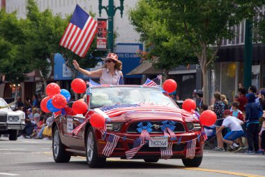 Alameda, Ca - 4 Temmuz 2017: Ellen Corbett, Ebrpd Yönetim Kurulu Üyesi Alameda 4 Temmuz Geçit Töreni, ülkenin en büyük ve en uzun Bağımsızlık Günü geçit törenlerinden biri..