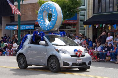 Alameda, Ca - 4 Temmuz 2017: Ülkenin en büyük ve en uzun Bağımsızlık Günü geçit törenlerinden biri olan Alameda 4 Temmuz Geçidi 'nin kimliği belirsiz katılımcıları.