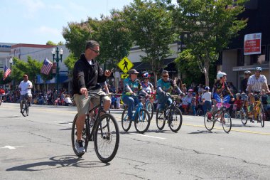 Alameda, Ca - 4 Temmuz 2017: Ülkenin en büyük ve en uzun Bağımsızlık Günü geçit törenlerinden biri olan Alameda 4 Temmuz Geçidi 'nin kimliği belirsiz katılımcıları.