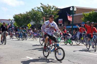Alameda, Ca - 4 Temmuz 2017: Ülkenin en büyük ve en uzun Bağımsızlık Günü geçit törenlerinden biri olan Alameda 4 Temmuz Geçidi 'nin kimliği belirsiz katılımcıları.