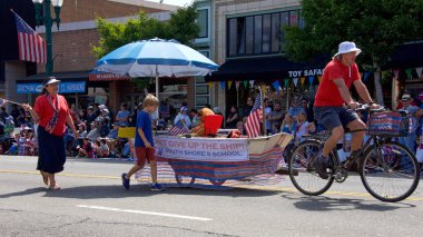 Alameda, Ca - 4 Temmuz 2017: Ülkenin en büyük ve en uzun Bağımsızlık Günü geçit törenlerinden biri olan Alameda 4 Temmuz Geçidi 'nin kimliği belirsiz katılımcıları.