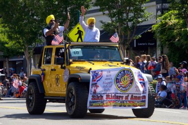 Alameda, Ca - 4 Temmuz 2017: Ülkenin en büyük ve en uzun Bağımsızlık Günü geçit törenlerinden biri olan Alameda 4 Temmuz Geçidi 'nin kimliği belirsiz katılımcıları.