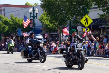 Alameda, Ca - 4 Temmuz 2017: Ülkenin en büyük ve en uzun Bağımsızlık Günü geçit törenlerinden biri olan Alameda 4 Temmuz Geçidi 'nin kimliği belirsiz katılımcıları.