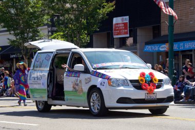 Alameda, Ca - 4 Temmuz 2017: Ülkenin en büyük ve en uzun Bağımsızlık Günü geçit törenlerinden biri olan Alameda 4 Temmuz Geçidi 'nin kimliği belirsiz katılımcıları.