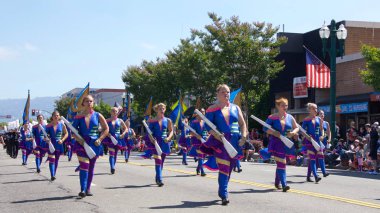 Alameda, Ca - 4 Temmuz 2017: Ülkenin en büyük ve en uzun Bağımsızlık Günü geçit törenlerinden biri olan Alameda 4 Temmuz Geçidi 'nin kimliği belirsiz katılımcıları.