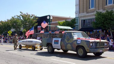 Alameda, Ca - 4 Temmuz 2017: Ülkenin en büyük ve en uzun Bağımsızlık Günü geçit törenlerinden biri olan Alameda 4 Temmuz Geçidi 'nin kimliği belirsiz katılımcıları.