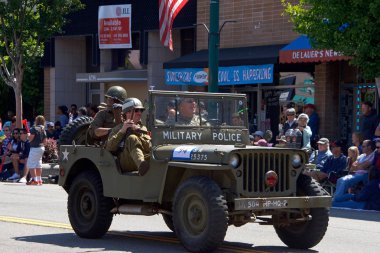 Alameda, Ca - 4 Temmuz 2017: Ülkenin en büyük ve en uzun Bağımsızlık Günü geçit törenlerinden biri olan Alameda 4 Temmuz Geçidi 'nin kimliği belirsiz katılımcıları.