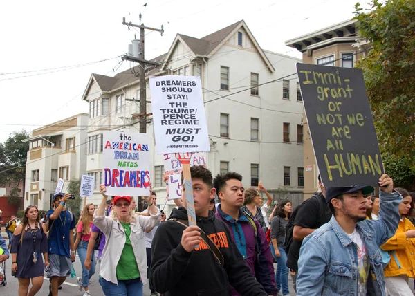 Berkeley Septiembre 2017 Participantes Identificados Protestando Por Rescisión Trump Daca — Foto de Stock