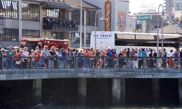 San Francisco Octubre 2017 Cientos Personas Alinean Muelle Para Ver — Foto de Stock