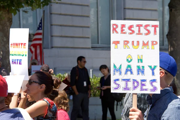 2017年8月25日 旧金山 当市政府官员在市政厅前的公民中心举行的 团结起来反对仇恨 集会上大声疾呼时 人群中出现了 抵制特朗普的多种声音 的签名 — 图库照片