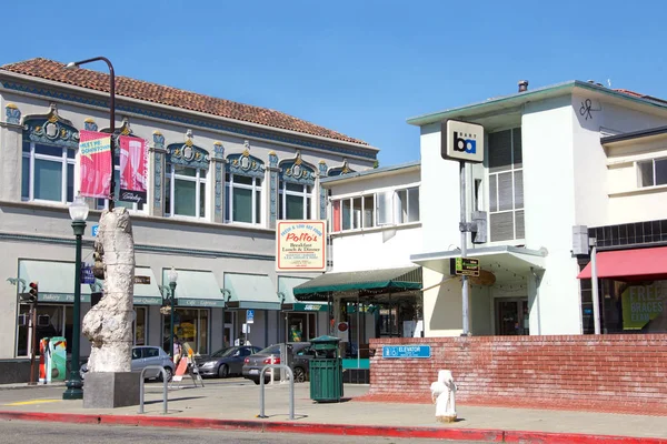 Berkeley, Ca - 27 Ağustos 2017 Bart İstasyonu girişi, Shattuck ve Addison köşesi. Bay Area Rapid Transit, San Francisco Körfez Bölgesi 'ne hizmet veren bir toplu taşıma sistemidir..