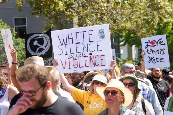 Berkeley, Ca - 27 Ağustos 2017: Martin Luther King Jr. 'da düzenlenen Amerika' daki Marksizme Hayır mitingine kimliği belirsiz katılımcılar, protestoculardan çok karşı protestocular.