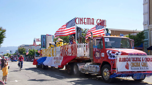 Аламеда, Калифорния - 04 июля 2017 года: Неизвестные участники парада 4 июля в Аламеде, одного из самых больших и длинных парадов Дня независимости в стране
.