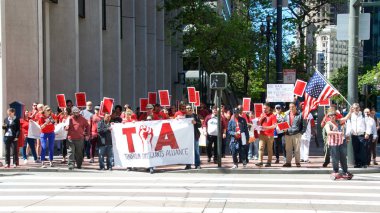 San Francisco, Ca - 01 Mayıs 2017: Kimliği belirsiz katılımcılar göçmen haklarını desteklemek için San Francisco şehir merkezindeki Market Caddesi 'nde yürüdüler.