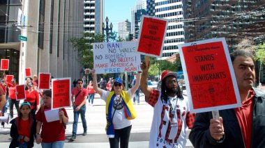 San Francisco, Ca - 01 Mayıs 2017: Kimliği belirsiz katılımcılar göçmen haklarını desteklemek için San Francisco şehir merkezindeki Market Caddesi 'nde yürüdüler. 
