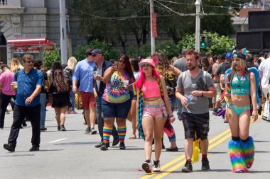 San Francisco, Ca - 24 Haziran 2017: San Francisco şehir merkezindeki San Francisco Gay Onur Festivali 'nde kimliği belirsiz katılımcılar kutlama yapıyor. Bu yılın teması, çeşitliliğin kutlanması..