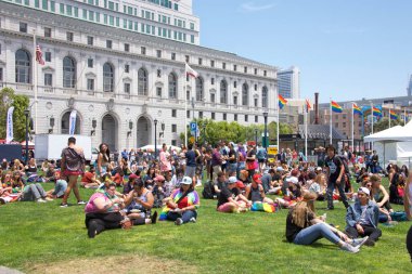 San Francisco, Ca - 24 Haziran 2017: San Francisco şehir merkezindeki San Francisco Gay Onur Festivali 'nde kimliği belirsiz katılımcılar kutlama yapıyor. Bu yılın teması, çeşitliliğin kutlanması..