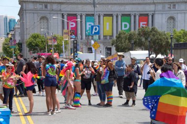 San Francisco, Ca - 24 Haziran 2017: San Francisco şehir merkezindeki San Francisco Gay Onur Festivali 'nde kimliği belirsiz katılımcılar kutlama yapıyor. Bu yılın teması, çeşitliliğin kutlanması..