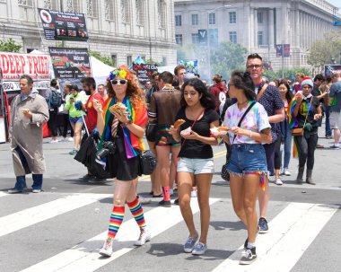 San Francisco, Ca - 24 Haziran 2017: San Francisco şehir merkezindeki San Francisco Gay Onur Festivali 'nde kimliği belirsiz katılımcılar kutlama yapıyor. Bu yılın teması, çeşitliliğin kutlanması..