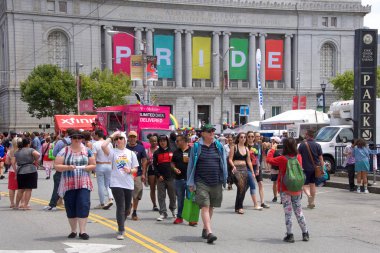 San Francisco, Ca - 24 Haziran 2017: San Francisco şehir merkezindeki San Francisco Gay Onur Festivali 'nde kimliği belirsiz katılımcılar kutlama yapıyor. Bu yılın teması, çeşitliliğin kutlanması..