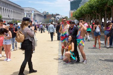 San Francisco, Ca - 24 Haziran 2017: San Francisco şehir merkezindeki San Francisco Gay Onur Festivali 'nde kimliği belirsiz katılımcılar kutlama yapıyor. Bu yılın teması, çeşitliliğin kutlanması..