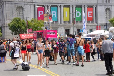 San Francisco, Ca - 24 Haziran 2017: San Francisco şehir merkezindeki San Francisco Gay Onur Festivali 'nde kimliği belirsiz katılımcılar kutlama yapıyor. Bu yılın teması, çeşitliliğin kutlanması..