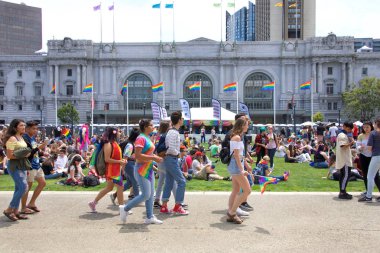 San Francisco, Ca - 24 Haziran 2017: San Francisco şehir merkezindeki San Francisco Gay Onur Festivali 'nde kimliği belirsiz katılımcılar kutlama yapıyor. Bu yılın teması, çeşitliliğin kutlanması..