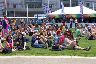 San Francisco, Ca - 24 Haziran 2017: San Francisco şehir merkezindeki San Francisco Gay Onur Festivali 'nde kimliği belirsiz katılımcılar kutlama yapıyor. Bu yılın teması, çeşitliliğin kutlanması..