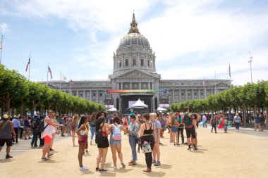 San Francisco, Ca - 24 Haziran 2017: San Francisco şehir merkezindeki San Francisco Gay Onur Festivali 'nde kimliği belirsiz katılımcılar kutlama yapıyor. Bu yılın teması, çeşitliliğin kutlanması..