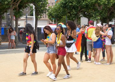 San Francisco, Ca - 24 Haziran 2017: San Francisco şehir merkezindeki San Francisco Gay Onur Festivali 'nde kimliği belirsiz katılımcılar kutlama yapıyor. Bu yılın teması, çeşitliliğin kutlanması..
