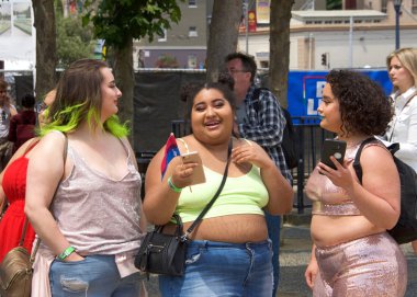 San Francisco, Ca - 24 Haziran 2017: San Francisco şehir merkezindeki San Francisco Gay Onur Festivali 'nde kimliği belirsiz katılımcılar kutlama yapıyor. Bu yılın teması, çeşitliliğin kutlanması..