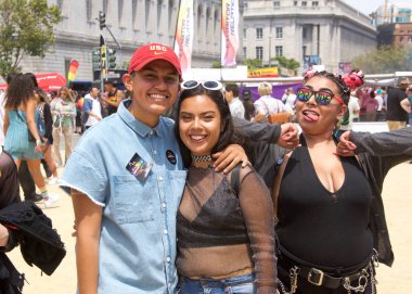 San Francisco, Ca - 24 Haziran 2017: San Francisco şehir merkezindeki San Francisco Gay Onur Festivali 'nde kimliği belirsiz katılımcılar kutlama yapıyor. Bu yılın teması, çeşitliliğin kutlanması..