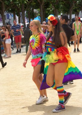San Francisco, Ca - 24 Haziran 2017: San Francisco şehir merkezindeki San Francisco Gay Onur Festivali 'nde kimliği belirsiz katılımcılar kutlama yapıyor. Bu yılın teması, çeşitliliğin kutlanması..