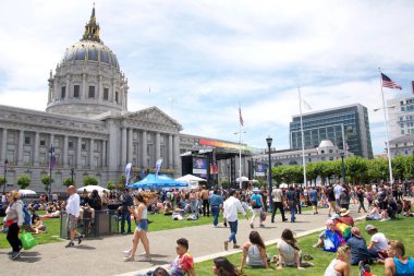 San Francisco, Ca - 24 Haziran 2017: San Francisco şehir merkezindeki San Francisco Gay Onur Festivali 'nde kimliği belirsiz katılımcılar kutlama yapıyor. Bu yılın teması, çeşitliliğin kutlanması..