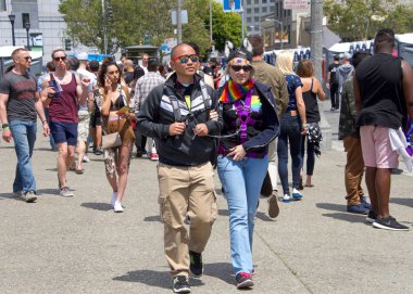 San Francisco, Ca - 24 Haziran 2017: San Francisco şehir merkezindeki San Francisco Gay Onur Festivali 'nde kimliği belirsiz katılımcılar kutlama yapıyor. Bu yılın teması, çeşitliliğin kutlanması..