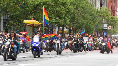 San Francisco, Ca - 24 Haziran 2017 San Francisco şehir merkezindeki San Francisco Gay Onur Yürüyüşü 'nde kimliği belirsiz katılımcılar kutlama yapıyor. Bu yılın teması, çeşitliliğin kutlanması..