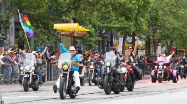 San Francisco, Ca - 24 Haziran 2017 San Francisco şehir merkezindeki San Francisco Gay Onur Yürüyüşü 'nde kimliği belirsiz katılımcılar kutlama yapıyor. Bu yılın teması, çeşitliliğin kutlanması..