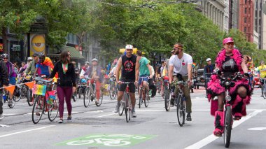 San Francisco, Ca - 24 Haziran 2017 San Francisco şehir merkezindeki San Francisco Gay Onur Yürüyüşü 'nde kimliği belirsiz katılımcılar kutlama yapıyor. Bu yılın teması, çeşitliliğin kutlanması..