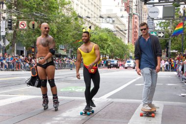San Francisco, Ca - 24 Haziran 2017 San Francisco şehir merkezindeki San Francisco Gay Onur Yürüyüşü 'nde kimliği belirsiz katılımcılar kutlama yapıyor. Bu yılın teması, çeşitliliğin kutlanması..