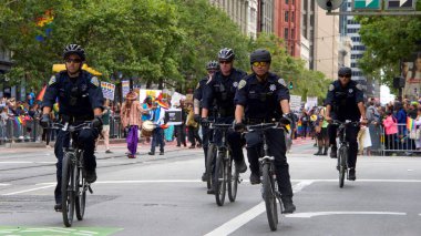 San Francisco, Ca - 24 Haziran 2017 San Francisco şehir merkezindeki San Francisco Gay Onur Yürüyüşü 'nde kimliği belirsiz katılımcılar kutlama yapıyor. Bu yılın teması, çeşitliliğin kutlanması..