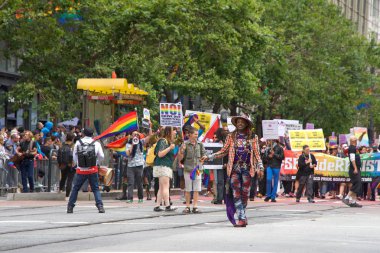 San Francisco, Ca - 24 Haziran 2017 San Francisco şehir merkezindeki San Francisco Gay Onur Yürüyüşü 'nde kimliği belirsiz katılımcılar kutlama yapıyor. Bu yılın teması, çeşitliliğin kutlanması..