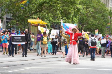 San Francisco, Ca - 24 Haziran 2017 San Francisco şehir merkezindeki San Francisco Gay Onur Yürüyüşü 'nde kimliği belirsiz katılımcılar kutlama yapıyor. Bu yılın teması, çeşitliliğin kutlanması..