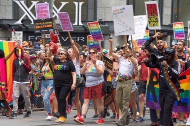 San Francisco, Ca - 24 Haziran 2017 San Francisco şehir merkezindeki San Francisco Gay Onur Yürüyüşü 'nde kimliği belirsiz katılımcılar kutlama yapıyor. Bu yılın teması, çeşitliliğin kutlanması..