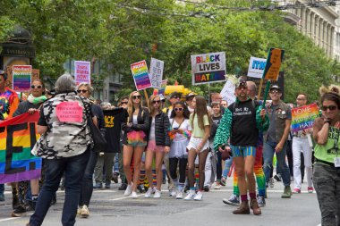 San Francisco, Ca - 24 Haziran 2017 San Francisco şehir merkezindeki San Francisco Gay Onur Yürüyüşü 'nde kimliği belirsiz katılımcılar kutlama yapıyor. Bu yılın teması, çeşitliliğin kutlanması..